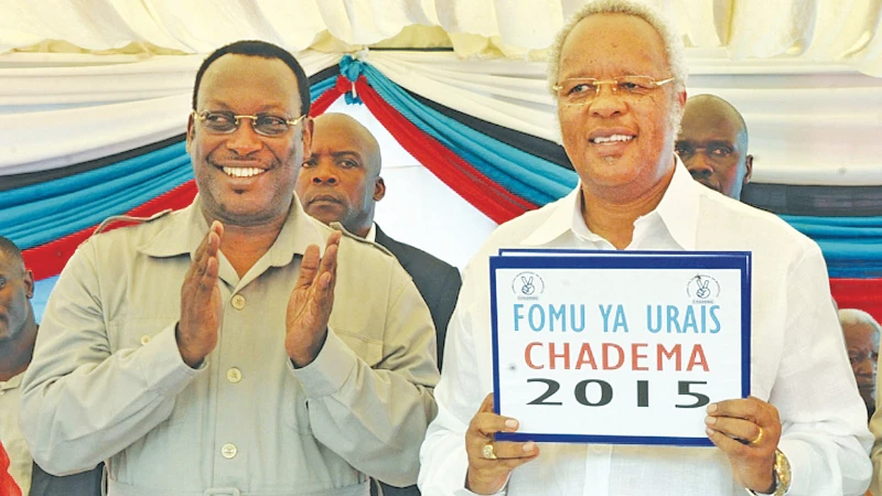 Mwenyekiti wa CHADEMA, Freeman Mbowe akiwa na Mjumbe wa Kamati Kuu ya chama Edward Lowassa, baada ya kuchukua fomu ya kugombea urais 2015. Lowassa ni miongoni mwa vigogo maarufu Mbowe aliowavuta.