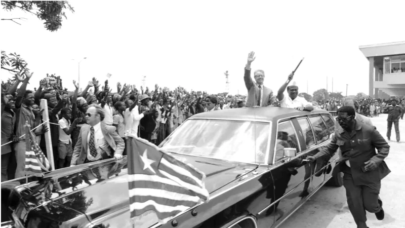 
Marais Jimmy Carter (kushoto) na William Tolbert wa Liberia wakisalimiana na umati jijini Monrovia, Liberia Aprili, 1978. 