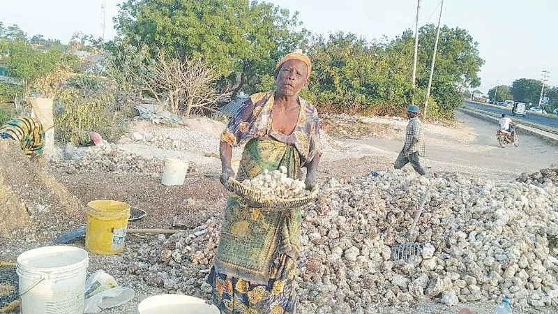 Mariamu Shija (80), bibi anayetegemea ujira wake kwa kugonga mawe ya kokoto, mwenye miakia 30 kazini.