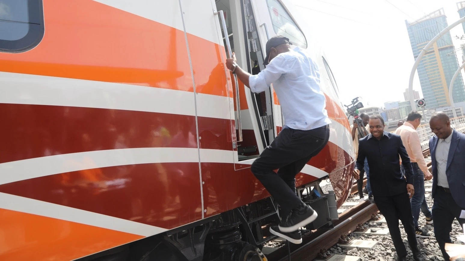 Treni ya mwendokasi  ni miongoni mwa mikakati ya dira ya kuwa na Tanzania yenye miundombinu bora. 