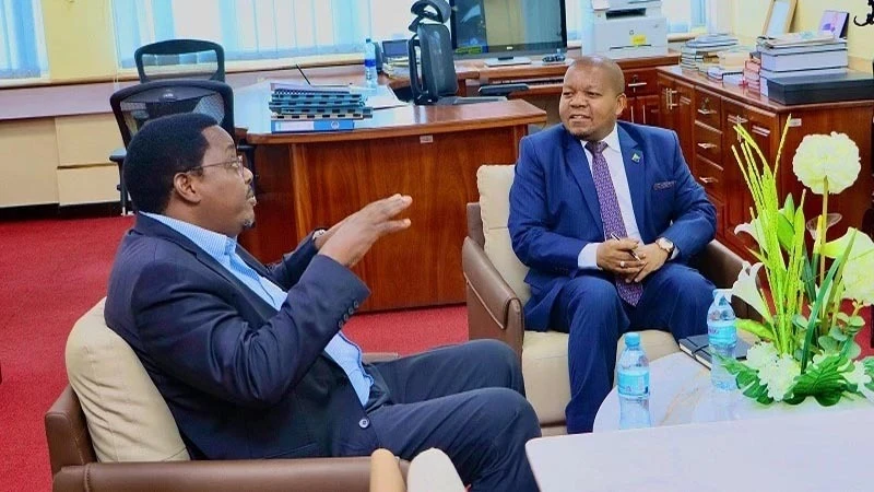 Crispin Chalamila (L), the Prevention and Combating of Corruption Bureau (PCCB) director general, in conversation with the Tanzania Revenue Authority (TRA) commissioner general Yusuph Mwenda in Dar es Salaam earlier this week. 