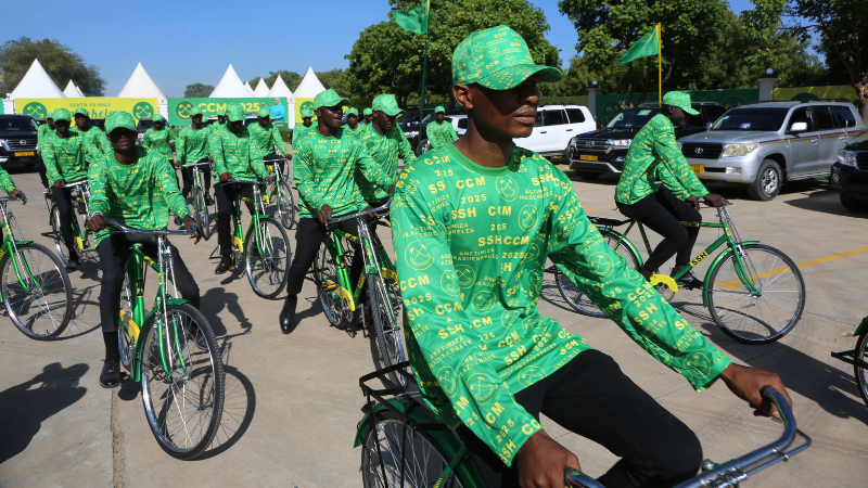 Baadhi ya wahamasishaji wa CCM wakiendesha baiskeli, wakilizunguka jengo la mikutano la Jakaya Kikwete, wakati wa mkutano huo. 