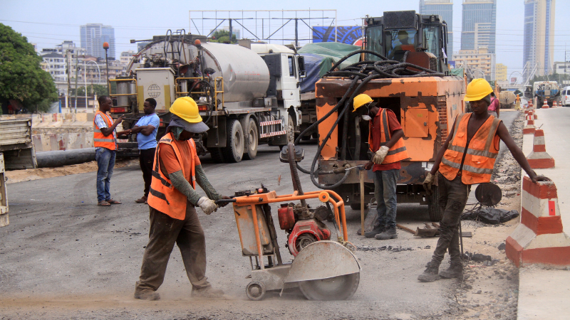 Mafundi wa kampuni ya ujenzi ya Sinohydro, wakiendelea na ujenzi wa barabara ya Nyerere eneo la Darajani Chang’ombe Dar es Salaam jana. 