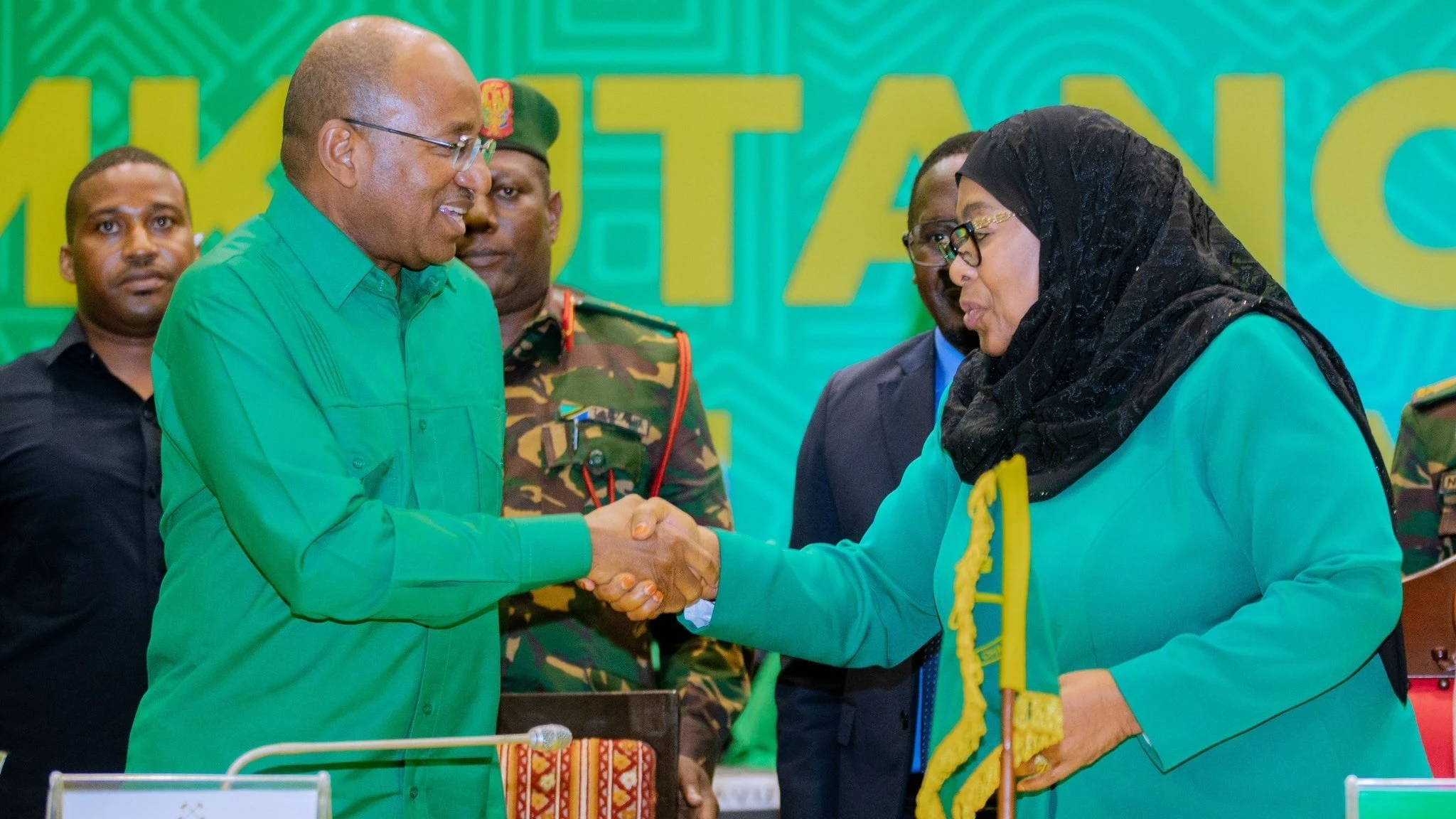 CCM yawapitisha Samia na Mwinyi kuwania urais 2025.