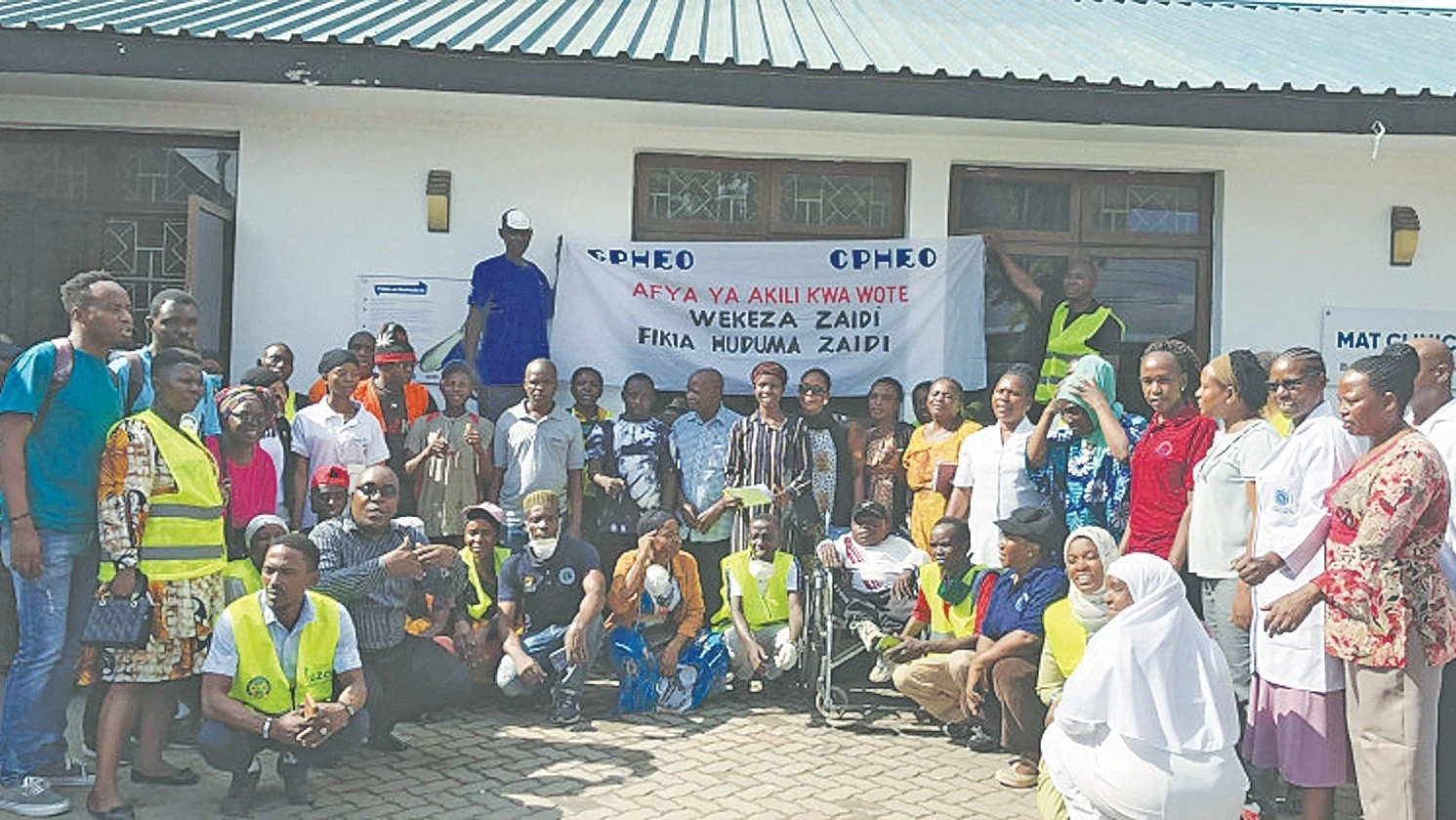 Wataalamu wakiwa pamoja kwenye kliniki ya afya ya akili, Hospitali ya Rufani ya Mkoa Temeke, Dar es Salaam. Picha nyingine, Siku ya Afya ya Akili ilivyoadhimishwa kliniki hapo, kwa shughuli za usafi wa mazingira