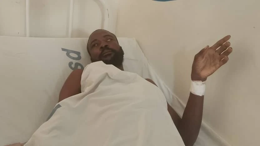 Mussa Ngassa, mkazi wa kijiji cha Nhobola, wilayani Kishapu, akipatiwa matibabu katika Hospitali ya Rufani ya Mkoa wa Shinyanga, mara baada ya kuvamia na watu wanane na kuchomwa na mshale ubavuni.