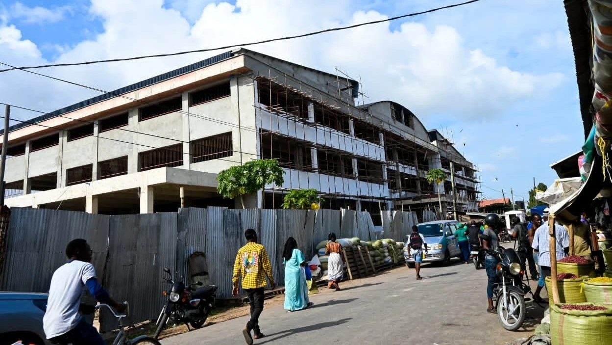 Soko la Tandale, katika Manispaa ya Kiondoni, likiwa katika hatua ya ujenzi