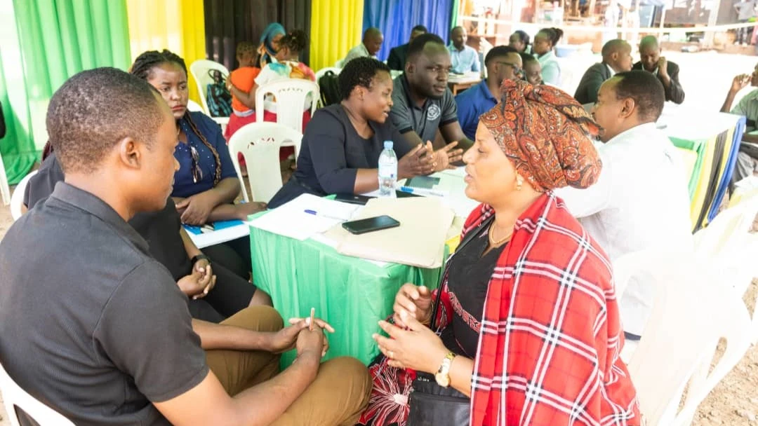 Baadhi ya wakazi wa Mkoa wa Kilimanjaro, wakipata huduma za msaada wa kisheria kutoka mawakili wa Ofisi ya Mwanamsheria Mkuu wa Serikali katika kliniki ya bila malipo inayoendelea mjini Moshi.