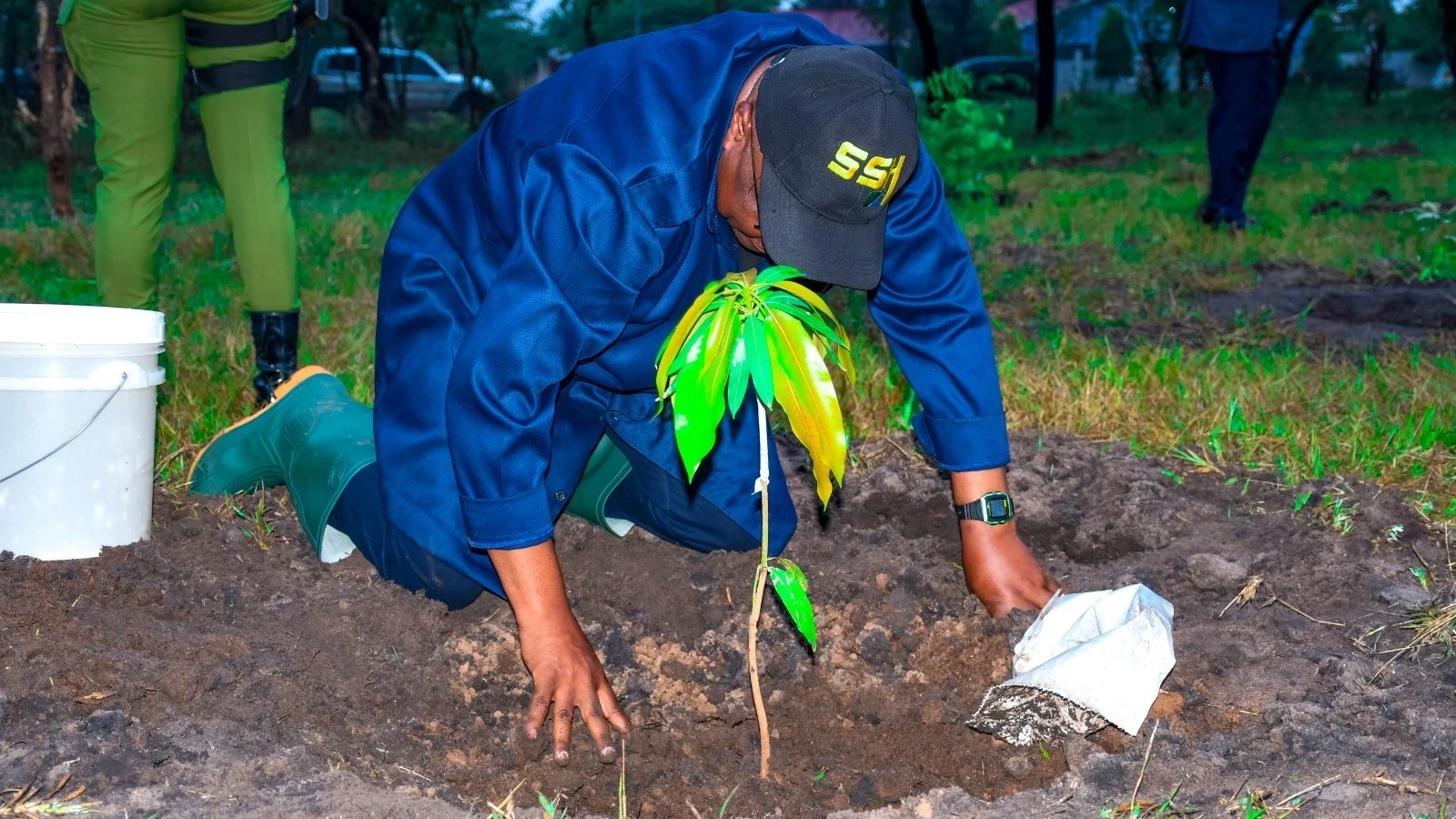 Mkuu wa Mkoa wa Shinyanga, Anamringi Macha, akiongoza upandaji miti katika kusherehekea kumbukumbu ya kuzaliwa Rais Samia Suluhu Hassan.