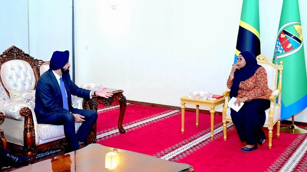 World  Bank president Ajay Banga (L) sharing some insights with President Samia Suluhu Hassan (R)