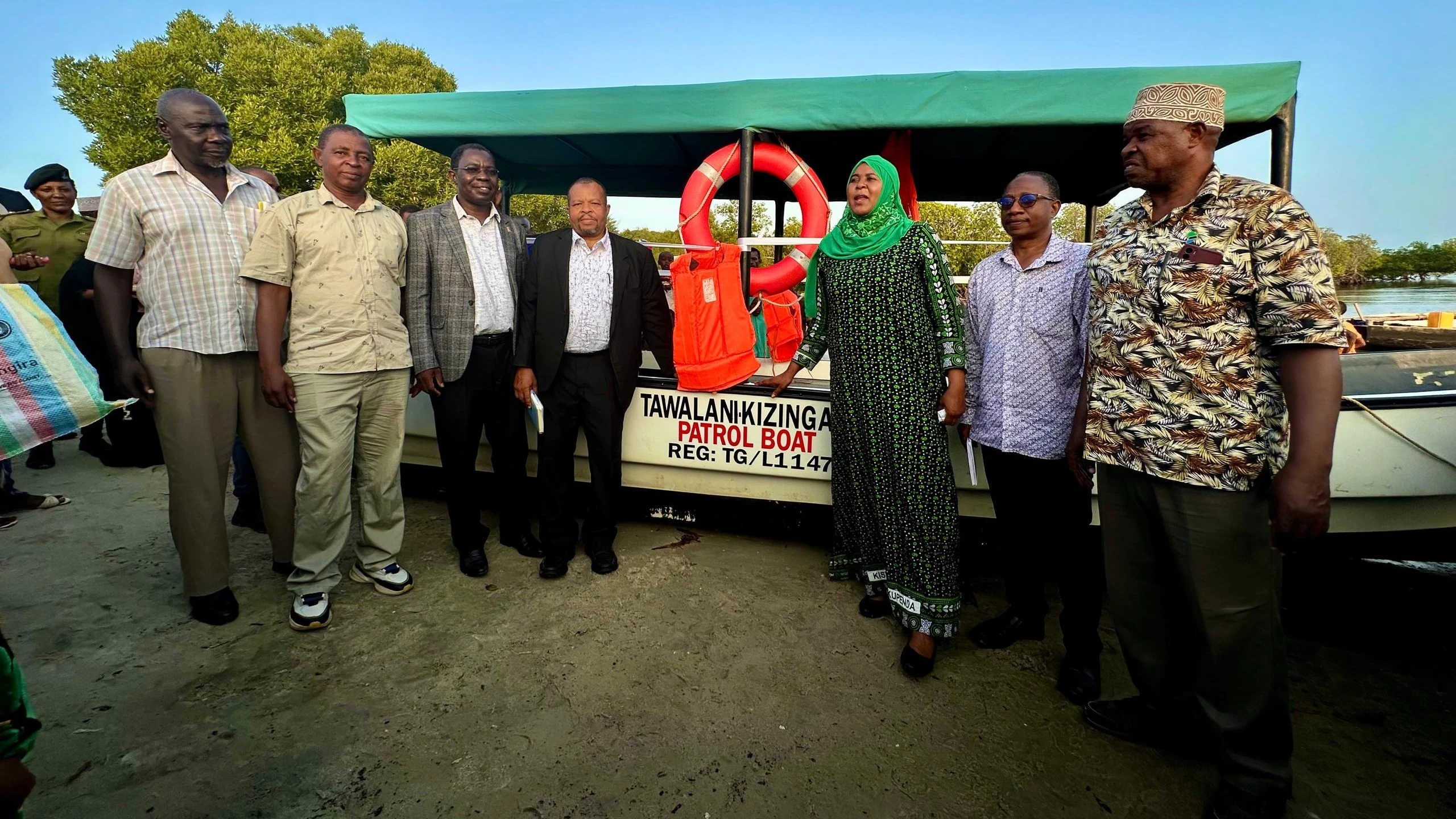 Mkuu wa Mkoa wa Tanga, Matilda Buriani (watatu kushoto), akikabidhi boti za Uulinzi na Uusalama baharini, kwa vijiji vya Mkinga na Tanga Jiji. Boti hizo zimetolewa na Shirika la Mwambao Coastal Community Network Tanzania, Wa kwanza kushoto ni Mkurugenzi 