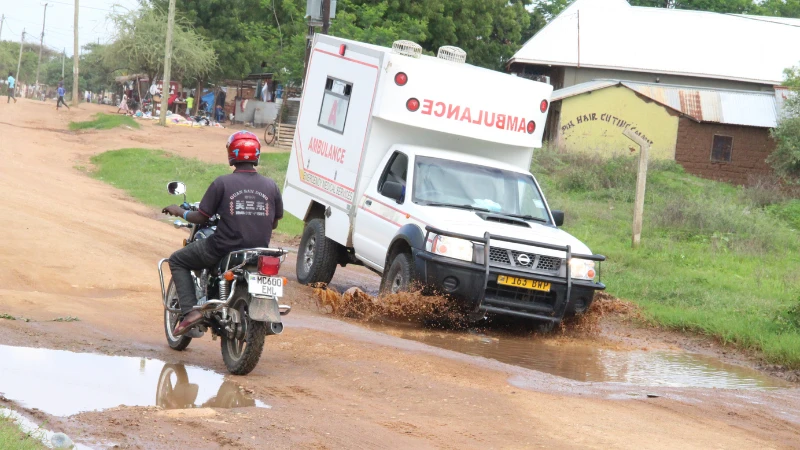  Gari la wagonjwa ambulace ikipita katika barabara mbovu ya Hospitali ya Rufaa ya Mkoa wa Shinyanga huku ikiwa imebeba Mgonjwa.