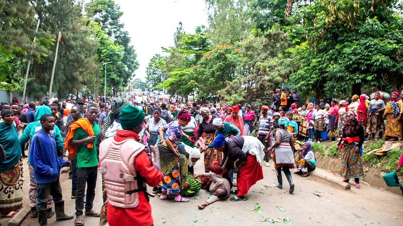 Traders at Samunge Market in Arusha blocking the Samunge-Fire road yesterday, demanding that the government address complaints like city council militiamen seizing their goods despite their paying daily fees, along with clogged toilet chambers.