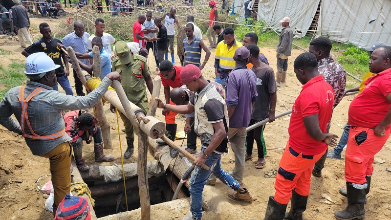 Fire and Rescue Force officers in collaboration with small-scale miners of  Nkandi Mine, Ilindi-Mwime Street at Zongomela Ward in Kahama Municipality Shinyanga Region yesterday to rescuing three miners who were reportedly trapped by a landslide