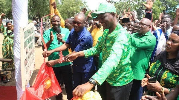 Mwenyekiti wa CCM Wilaya ya Shinyanga Mjini, Anord Makombe, akizindua kituo cha bodaboda Majengo Mapya Sokoni, kata ya Ngokolo, Manispaa ya Shinyanga Mjini