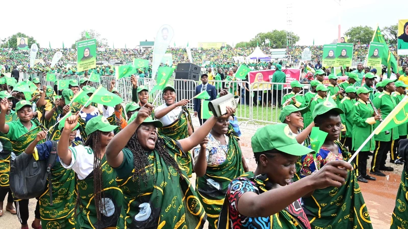 Sehemu ya wanachama wa CCM, wakisherehekea wakati wa Maadhimisho ya Miaka 48 ya Kuzaliwa kwa CCM, Uwanja wa Jamhuri jijini Dodoma jana. 