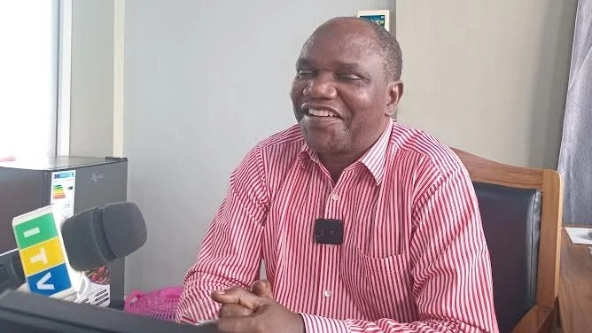 Meneja wa TARURA, Mhandisi Emmanuel Ndyamukama (mwenye shati la pinki), akizungumza na waandishi wa habari (hawapo pichani), juu ya ujenzi wa barabara hiyo unaotarajia kuanza mwaka huu