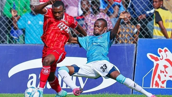 Mshambuliaji wa Simba, Elly Mpanzu (kushoto), akiwania mpira dhidi ya mchezaji wa Fountain Gate FC, Shaaban Pandu, katika mechi ya Ligi Kuu Tanzania Bara iliyochezwa kwenye Uwanja wa Tanzanite Kwaraa ulioko Babati mkoani, Manyara jana