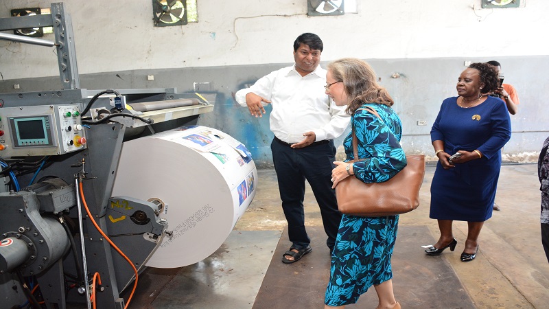 TGL printing manager Balasubramaniyan Venkadachalam briefs the high commissioner, who said she once practised journalism in the UK, on newspaper production. Right in IPP director Joyce Luhanga.