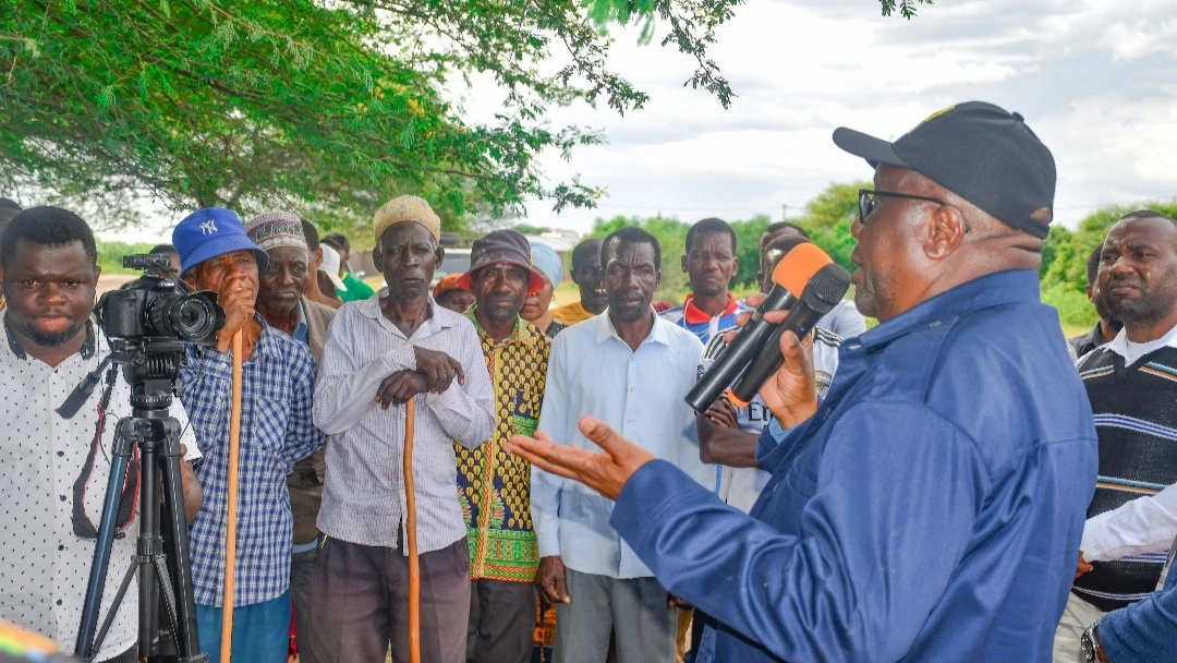 Mkuu wa Mkoa wa Shinyanga Anamringi Macha akikagua zao la kilimo cha Pamba Shambani kwa wakulima wilayani Kishapu.