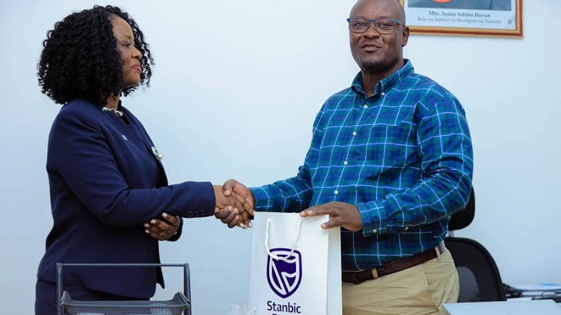 ALAF HR Manager, Jumbe Onjero, receives a Valentine’s gift from Stanbic Bank’s Ambikile Mutembei in Dar es Salaam as part of the bank’s appreciation initiative.