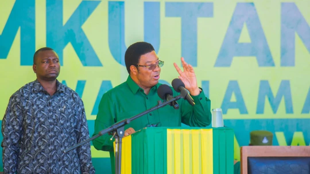 Waziri Mkuu, Kassim Majaliwa akizungumza na wana CCM jimboni Maswa Mashariki leo.