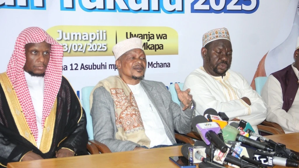 Mufti Mkuu wa Tanzania, Abubakari Zuberi, akizungumza katika mkutano na waandishi wa habari ofisi za Makao Makuu ya Baraza la Waislamu Tanzania (BAKWATA). Kushoto ni Mwakikishi wa Balozi wa Saudi Arabia, Shekhe Mutabi Bin Suleiman.