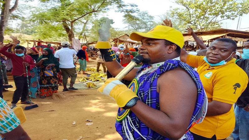 Environmental Ambassador in the country, Michael Msechu, speaks with fish market traders in Muheza District, Tanga Region yesterday during an environmental cleanliness awareness campaign. 