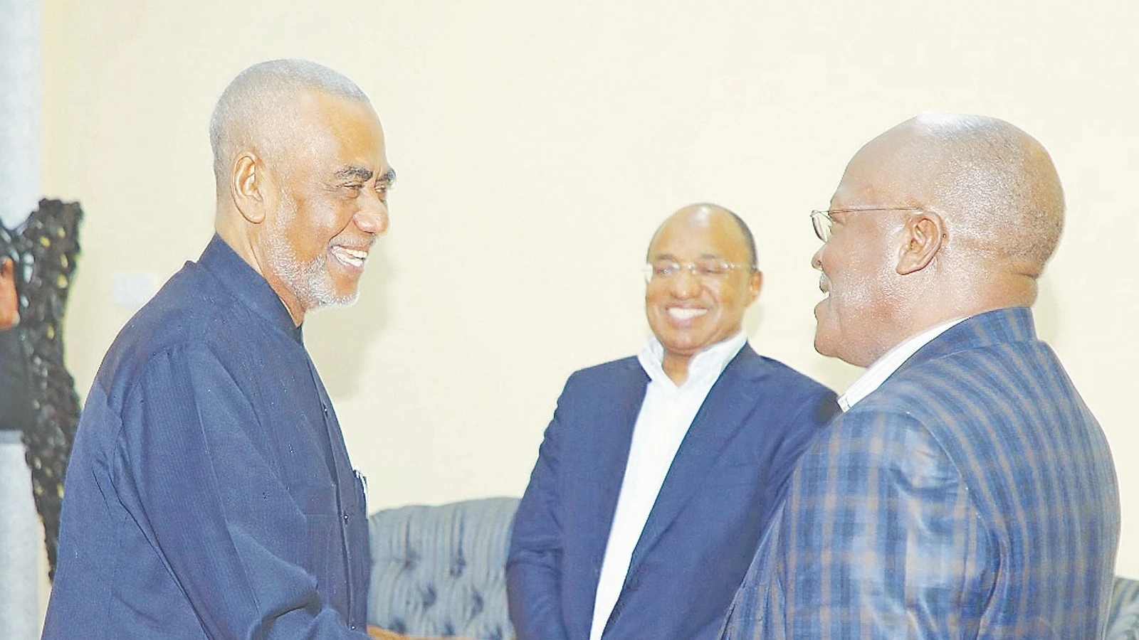 Rais John Magufuli akimkaribisha Makamu wa Kwanza wa Rais wa Zanzibar, Maalim Seif Shariff Hamad (wote ni marehemu) alipowasili Ikulu ndogo ya Chato mkoani Geita. Katikati ni Rais wa Zanzibar, Hussein Ali Mwinyi