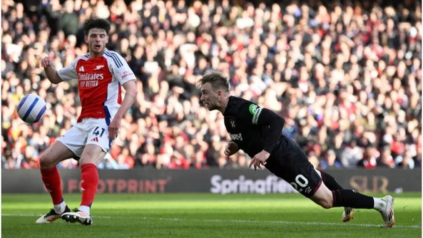 West Ham United's Jarrod Bowen scores their first goal against Arsenal during their Premier League match at Emirates Stadium, in London, Britain on Saturday.