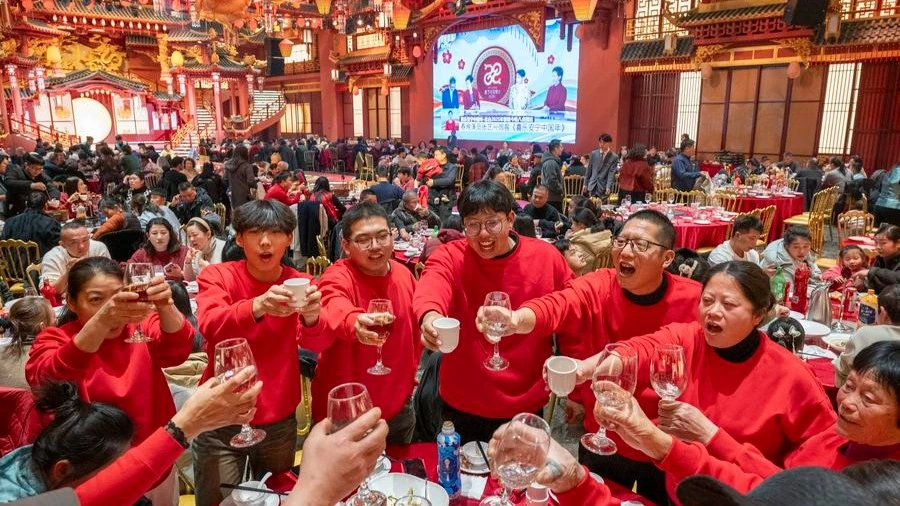 People have reunion meals at a restaurant in Wuhu City, east China's Anhui Province, Jan. 28, 2025. 