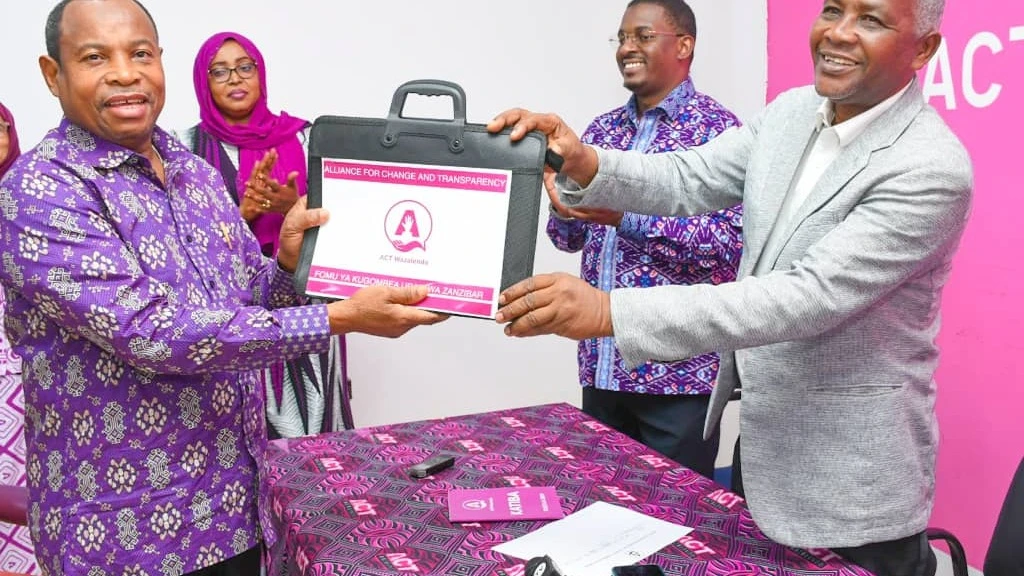 Mgombea Urais wa Zanzibar, Othuman Masoud Othuman (kushoto) akikabidhiwa fomu ya kuwania nafasi hiyo na Katibu wa Kamati ya Uchaguzi ya ACT-Wazalendo, Mhene Said Rashid