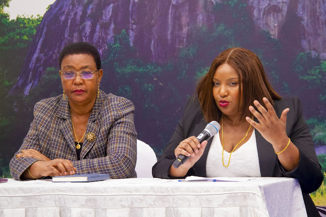 Balozi wa taasisi ya WildAid, Nakaaya Sumari (kulia) akizungumza na waandishi wa habari na wadau wa uhifadhi wa mazingira katika ofisi za TBC 2 jana, kushoto kwake ni Kaimu Mkurugenzi Mkuu wa TBC, Daphrosa Kimbori.