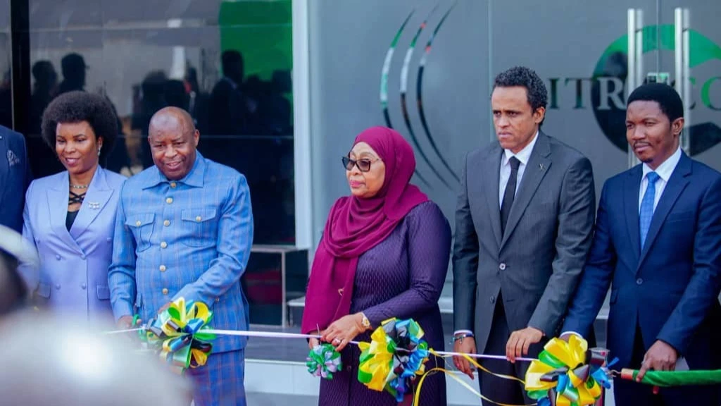 Rais Dk Samia Suluhu akiwa na Rais wa Burundi katika uzinduzi wa kiwanda