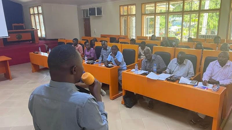 Ofisa Msimamizi wa Kodi Mkoa wa kikodi kKahama, Jaliwa Wilison, akitoa elimu juu ya usajili wa vyombo vya moto kwa mashirika yasiyo ya kiserikali (NGO's) 