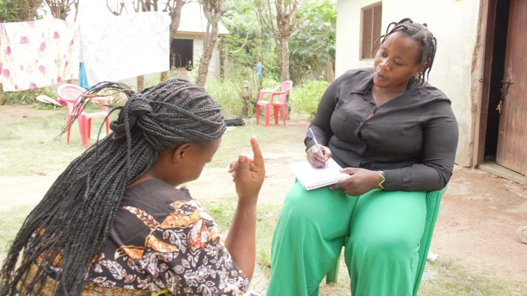 Mwandishi wa habari wa gazeti hili, Neema Emmanuel (kulia), akifanya mahojiano na Mary Mashauri, mkazi wa Ihayabuyaga, hivi 
karibuni. 