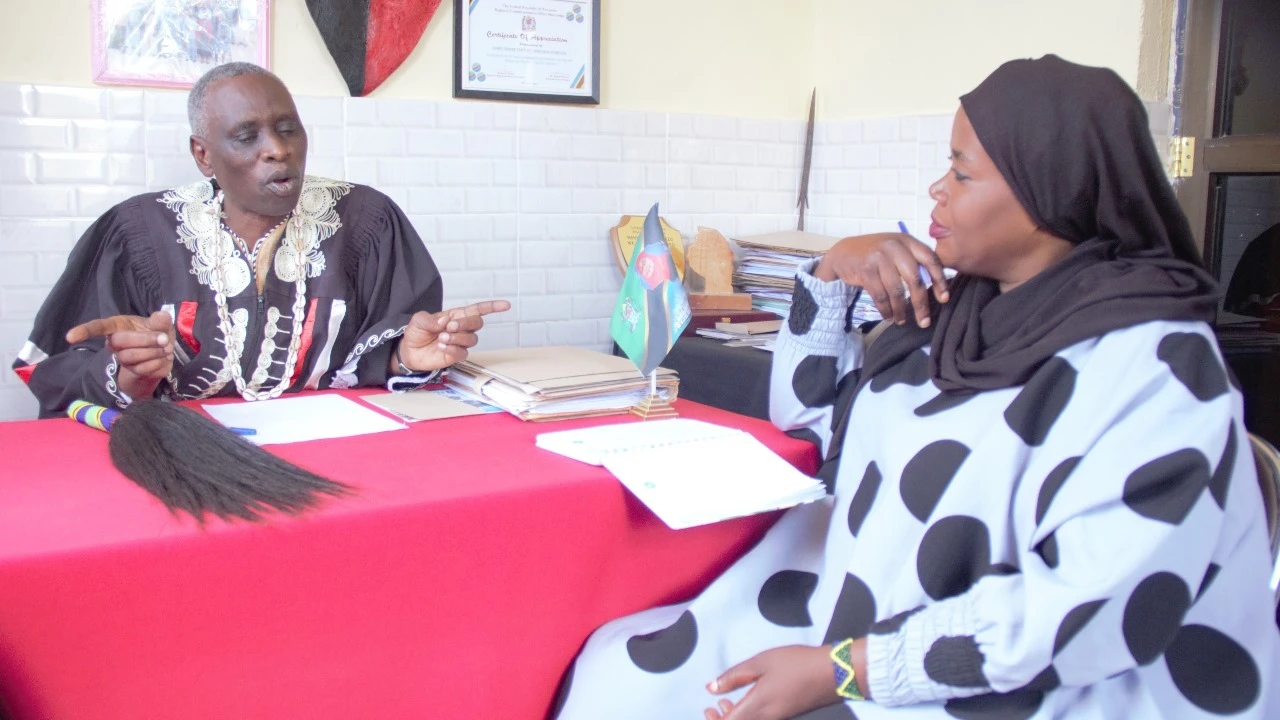 Mwandishi wa Nipashe, Neema Emmanuel, akizungumza na Katibu Mkuu wa Umoja wa Machifu 
Tanzania (UMT), Aron Mikomanga, kuhusu namna mfumo dume unavyosababisha athari.....