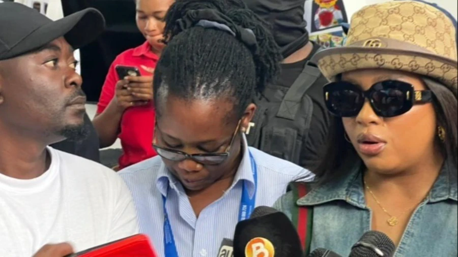 Msanii wa muziki wa kizazi kipya, Nandy, akizungumza na waandishi wa habari alipotembelea Banda la Made in Tanzania kwenye maonesho ya 49 ya DITF.