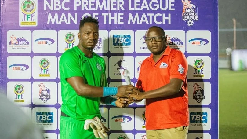 Kipa wa Kagera Sugar, Ramadhani Chalamanda, kushoto.