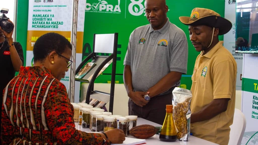 Katibu Tawala wa Mkoa wa Singida, Dk. Fatma Mganga, akizungumza na maofisa wa COPRA, wakati akitembelea mabanda kwenye maonesho ya kimataifa ya Nanenane yanayoendelea katika viwanja vya Nzuguni, jijini Dodoma