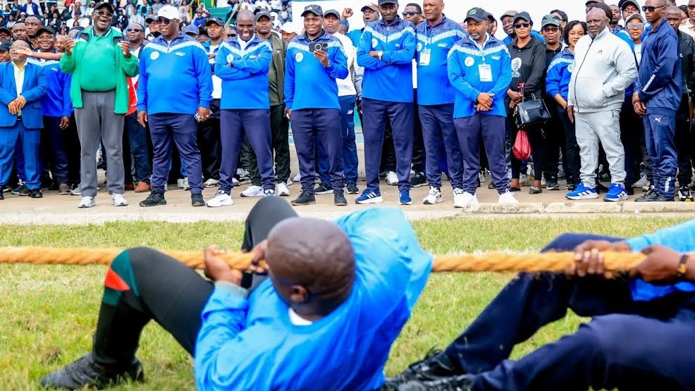 Naibu Waziri Mkuu na Waziri wa Nishati, Dk. Doto Biteko akishuhudia mchezo wa
kuvuta kamba mara baada ya kufungua Michezo ya 39 ya Shirikisho la Michezo ya
Wizara na Idara za Serikali Tanzania katika Uwanja wa CCM Kirumba