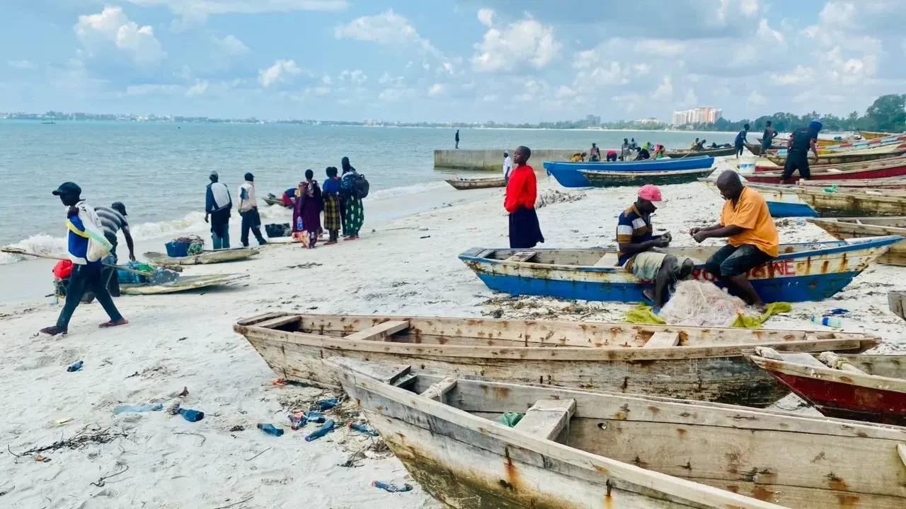 Shughuli za uvuvi na uchuuzi zikiendelea kwenye ufukwe wa Kawe katika mazingira yenye taka mbalimbali, zikiwamo za plastiki