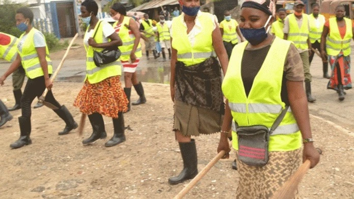 Vijana ni nguvu kazi ya taifa Nguvu yao inapaswa kutumika vyema kijamii kama hapa pichani wakiwa katika usafi