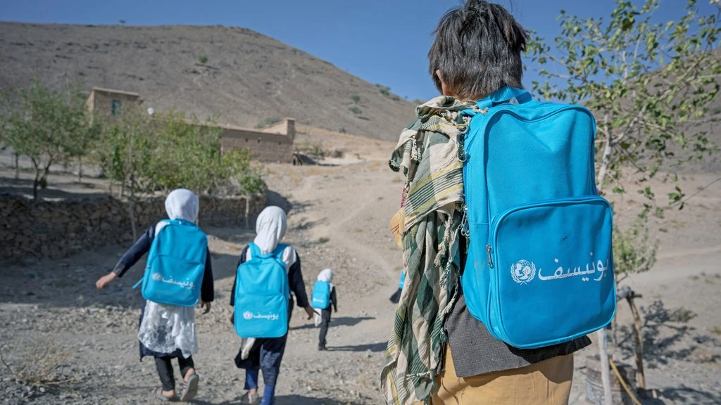 Mabinti katika ukanda wa makambi ya wakimbizi wakielekea shuleni.