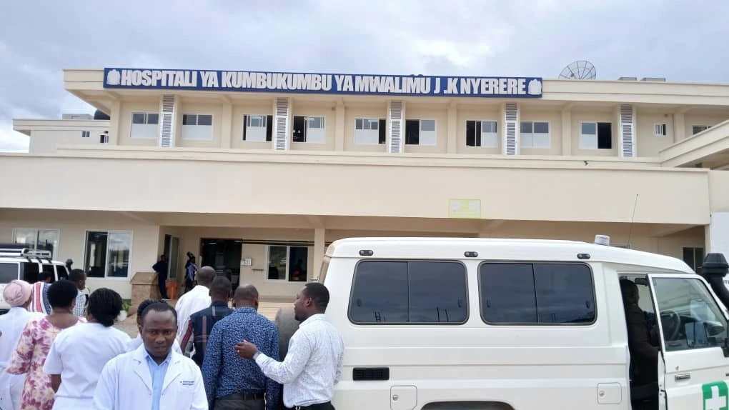 Tukio la kukabidhi gari katika Hospitali ya Kumbukumbu ya Mwalimu Nyerere, ambayo sehemu ya jengonlake linalopanuliwa linatarajiwa kukabidhiwa hivi karibuni