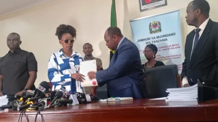 Mkuu wa mkoa wa Dar es Salaam Albert Chalamila akimpa siku tano (5) Mohamed Mstafa kujisalimisha kwenye ofisi ya Mkuu wa mkoa kabla ya hatua zaidi hazijachukuliwa 