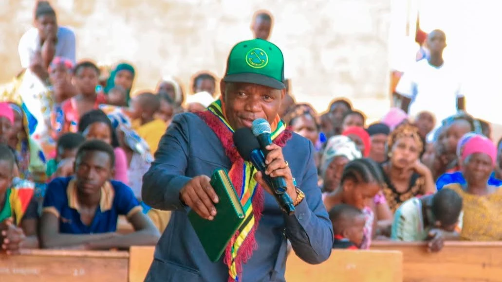 Diwani wa Puni wilayani Shinyanga Mhandisi Jumanne Rajabu akitoa elimu kwa vijana wa bodaboda, Njiapanda ya Didia wilayani humo, wasitumike kuivuruga amani ya Tanzania