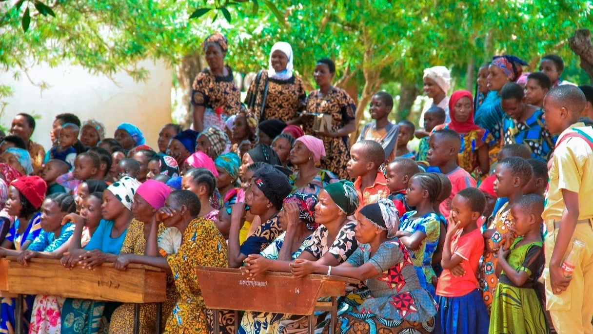 Wananchi wakimsikiliza Diwani wa Kata ya Puni, Jumanne Rajabu 