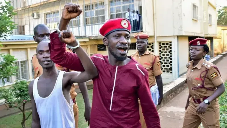 Bobi Wine, Tangu aingie kwenye siasa, mwanamapinduzi huyu anayejitambulisha mwenyewe amewahi kufungwa na kukabiliwa na mashtaka kadhaa ya jinai