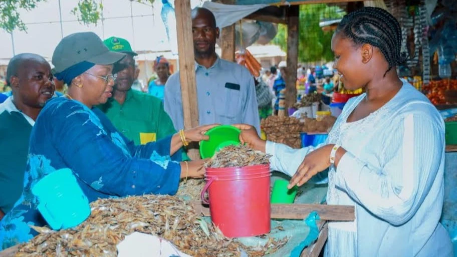 Mkuu wa Mkoa wa Shinyanga, Mboni Mhita, akiwa katika soko la maganzo akinunua bidhaa, alipotembelea kukagua maendeleo ya ujenzi wa soko jipya la Maganzo